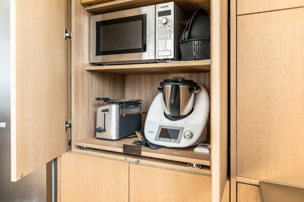 armoire à portes rentrantes et sa tablette coulissante pour robot